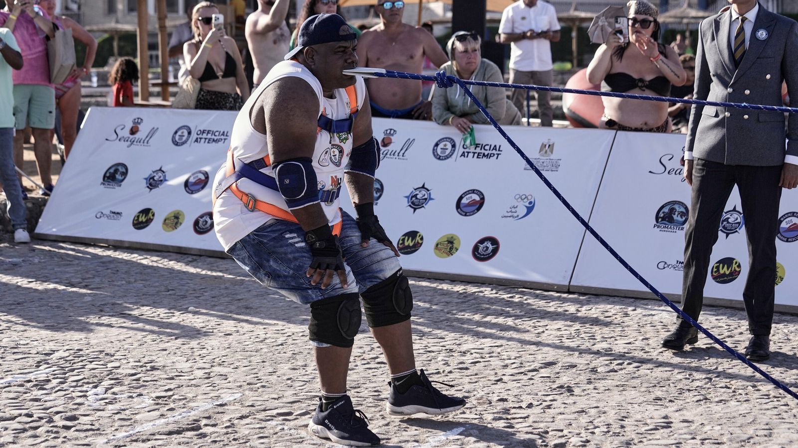Ashraf Mahrous: Egypt’s ‘strongman’ wrestler pulls ship using his teeth